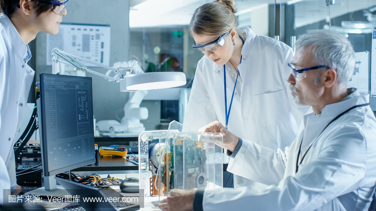 科學家團隊選擇印刷電路板與工作。在背景技術先進的科研中心。